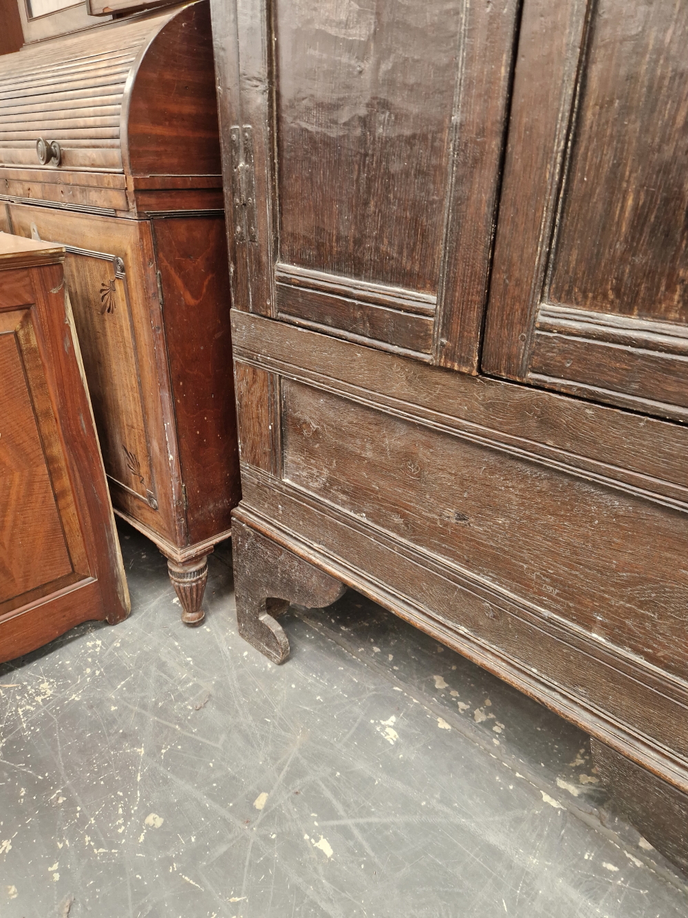 AN ANTIQUE OAK WARDROBE, THE DOORS WITH TWO PANELS AND ENCLOSING HANGING SPACE.   W 92 x D 47 x H - Image 4 of 8