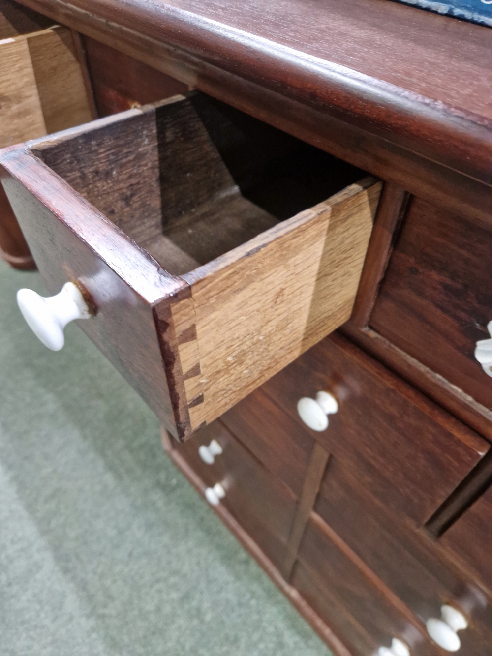 A MAHOGANY SHOP COUNTER FITTED WITH MULTIPLE DRAWERS AND CUPBOARDS EACH WITH WHITE CERAMIC KNOB - Image 19 of 23