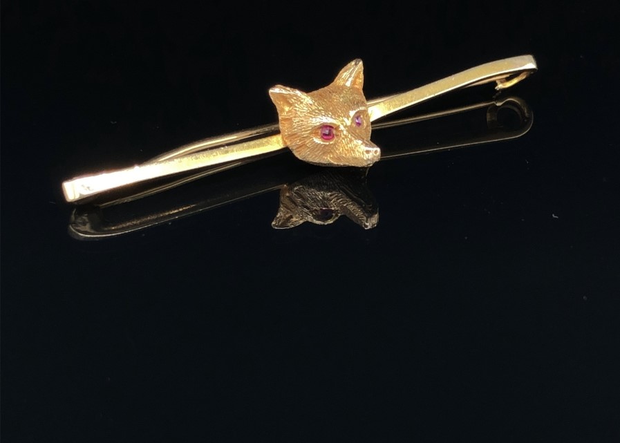 A 9ct HALLMARKED GOLD FOX MASK BAR BROOCH WITH GEMSET RED EYES, DATED 1947, LONDON FOR CROPP AND - Image 6 of 6