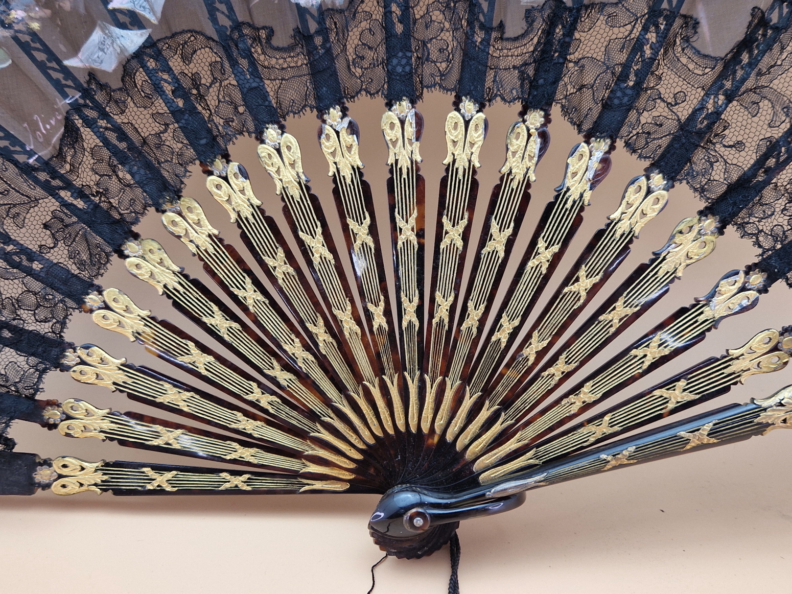 A BOXED BLACK LACE FAN, THE LEAF PAINTED WITH TWO AMORINI PLAYING TO A SEATED LADY, THE GUARD STICKS - Image 2 of 10