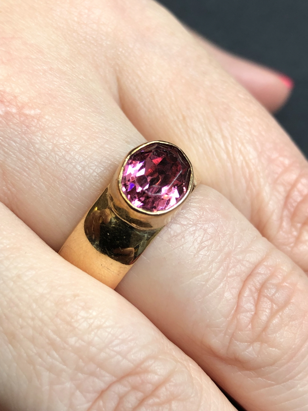 A GEM SET RING. THE WIDE RING UNHALLMARKED, ASSESSED AS 10ct GOLD, THE GEMSTONE SETTING ASSESSED - Image 6 of 6