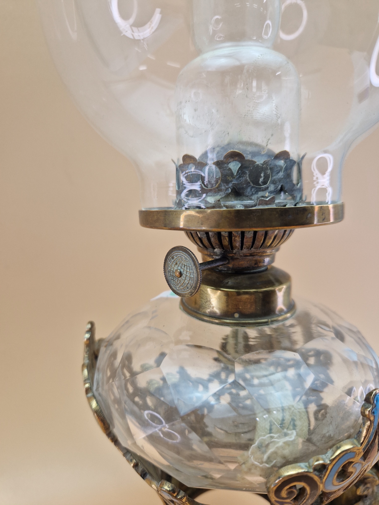 A LATE 19th C. FRENCH CLEAR CUT GLASS AND CHAMPLEVE ENAMEL OIL LAMP SUPPORTED BY THREE BRASS CUPIDS - Image 7 of 10