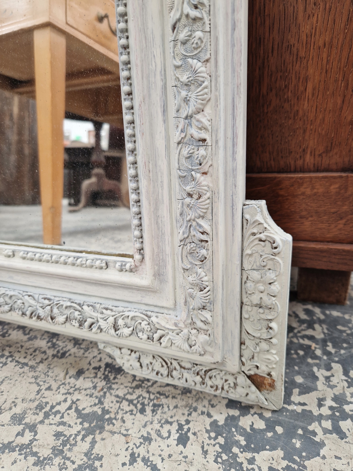 AN ANTIQUE WALL MIRROR WITH CARVED WOOD AND GESSO FRAME. - Image 4 of 7