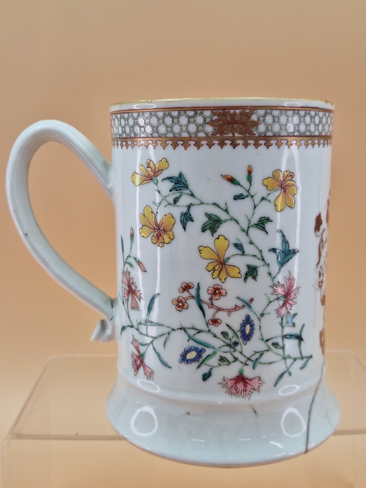 A CHINESE ARMORIAL QUART MUG WITH THE ARMS PAINTED OPPOSITE THE HANDLE AND FLANKED BY FAMILLE ROSE - Image 6 of 8