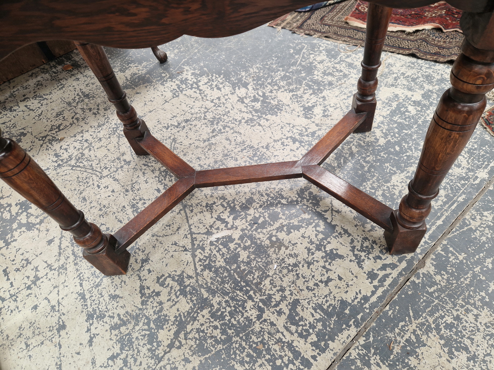 A CONTEMPORARY OAK SIDE TABLE WITH A RECTANGULAR TOP ON BALUSTER TURNED LEGS - Image 4 of 4