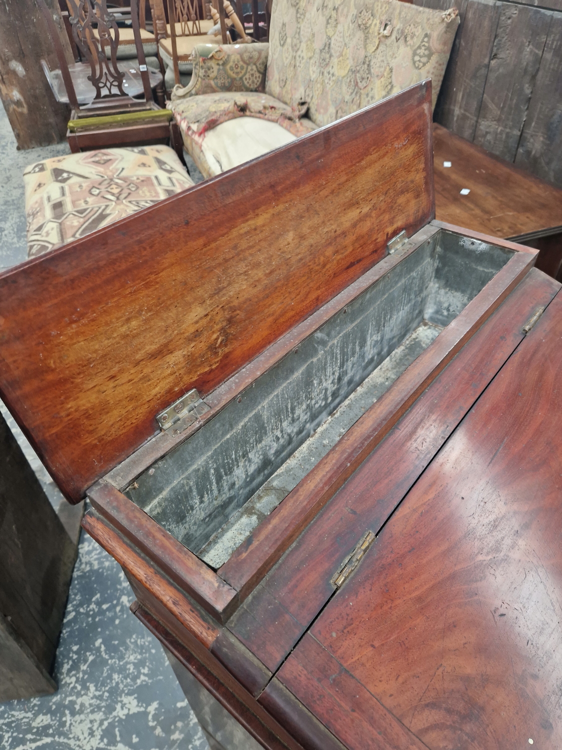 A VICTORIAN MAHOGANY DAVENPORT FORM LIFT TOP WASHSTAND WITH FITTED INTERIOR. - Image 5 of 6