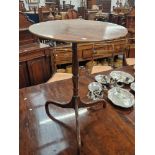AN EARLY 19th C. MAHOGANY OVAL TOPPED TRIPOD TABLE WITH A BALUSTER COLUMN AND DOWN SWEPT LEGS