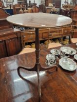 AN EARLY 19th C. MAHOGANY OVAL TOPPED TRIPOD TABLE WITH A BALUSTER COLUMN AND DOWN SWEPT LEGS
