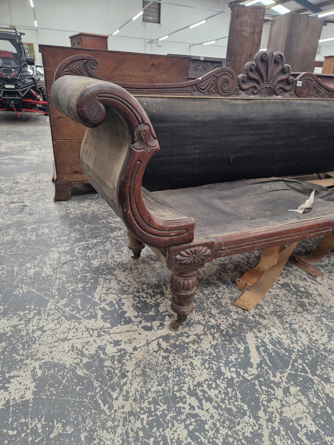 A VICTORIAN MAHOGANY SHOW FRAME SETTEE WITH AN ANTHEMION MOTIF CRESTING THE BACK - Image 2 of 5