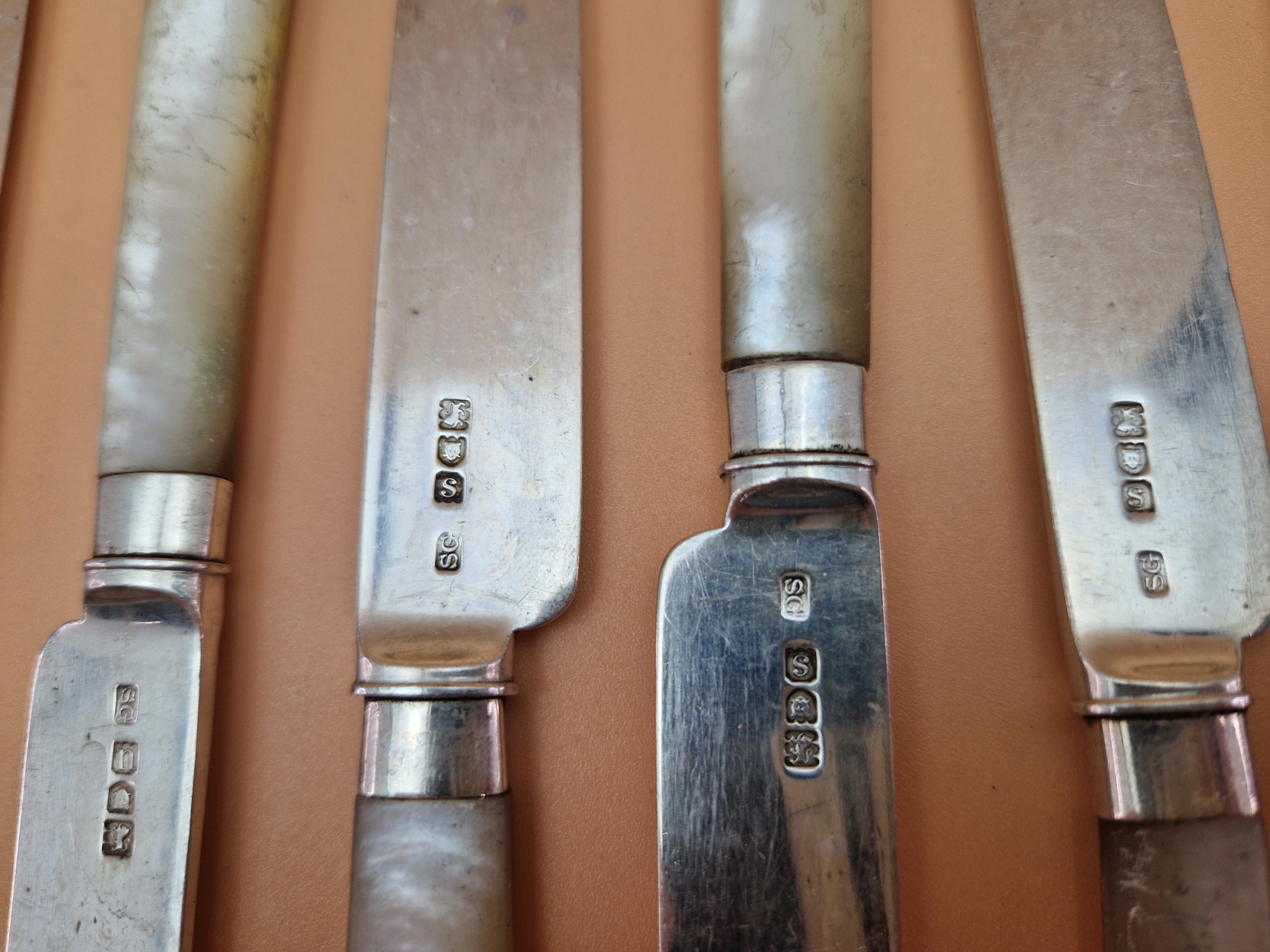 AN ANTIQUE HALLMARKED SILVER DESSERT CUTLERY SET FOR TEN WITH MOTHER OF PEARL HANDLES. - Image 5 of 10
