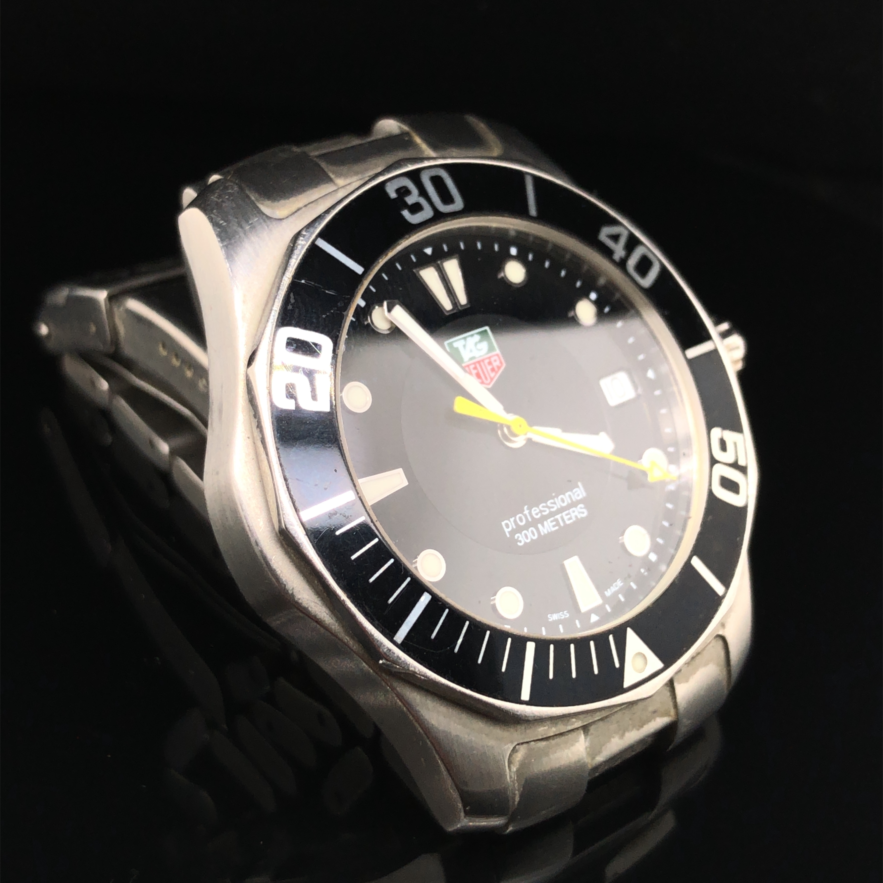 A TAG HEUER PROFESSIONAL QUARTZ STAINLESS STEEL GENTS WATCH, REF WAB1110. - Image 4 of 4