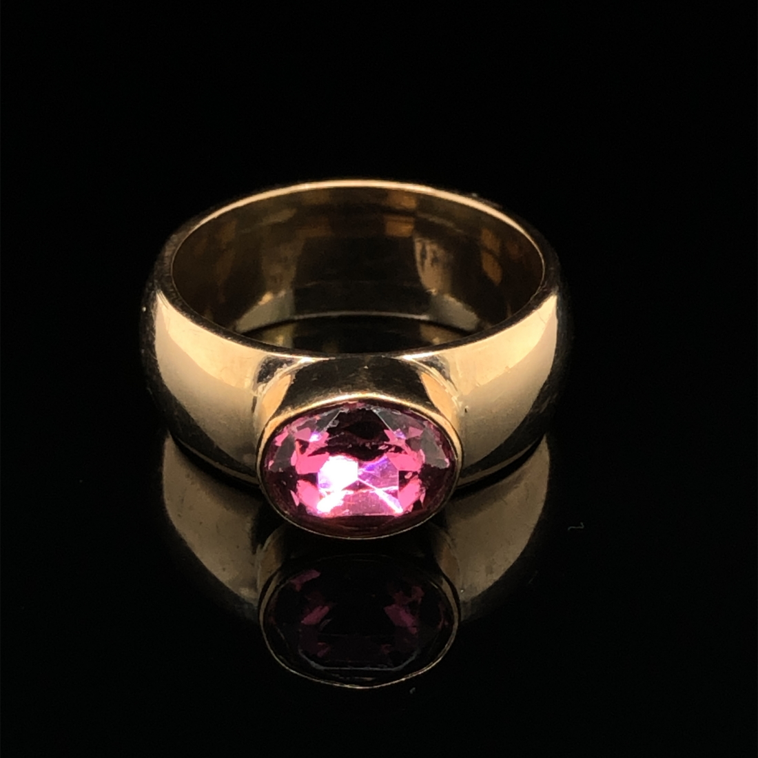 A GEM SET RING. THE WIDE RING UNHALLMARKED, ASSESSED AS 10ct GOLD, THE GEMSTONE SETTING ASSESSED - Image 3 of 6