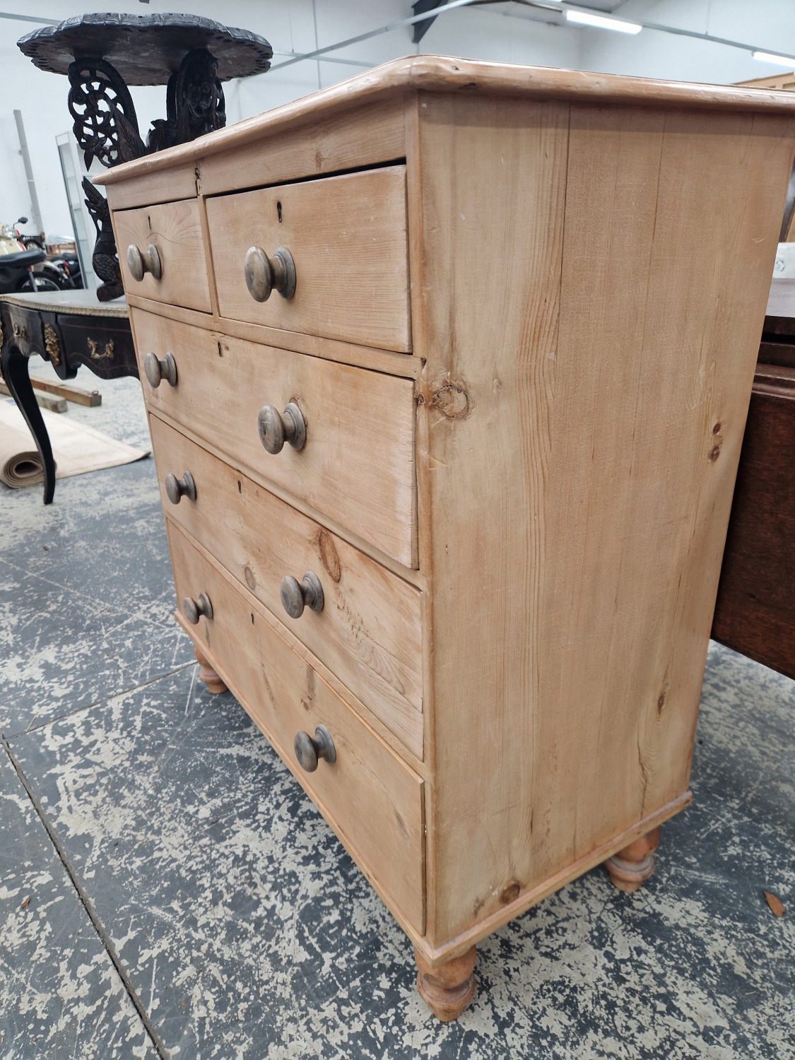 A VICTORIAN PINE CHEST OF TWO SHORT AND THREE GRADED LONG DRAWERS ON SHORT BALUSTER TURNED LEGS - Image 2 of 8