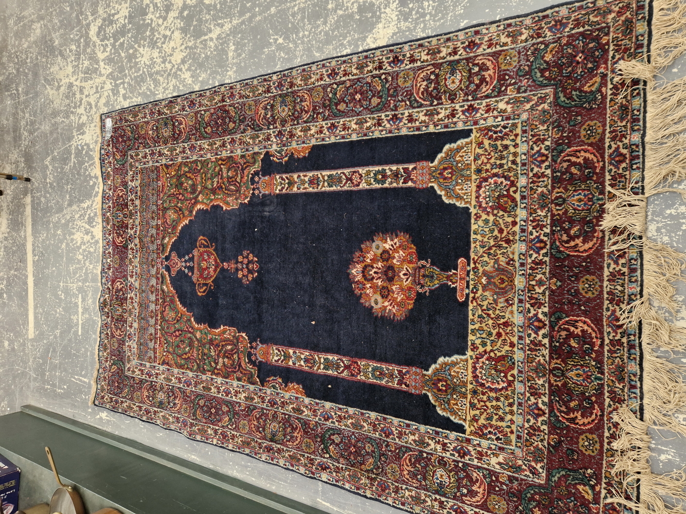 AN ANTIQUE ORIENTAL PRAYER RUG OF PERSIAN DESIGN 204 x 132 cm. - Bild 5 aus 7