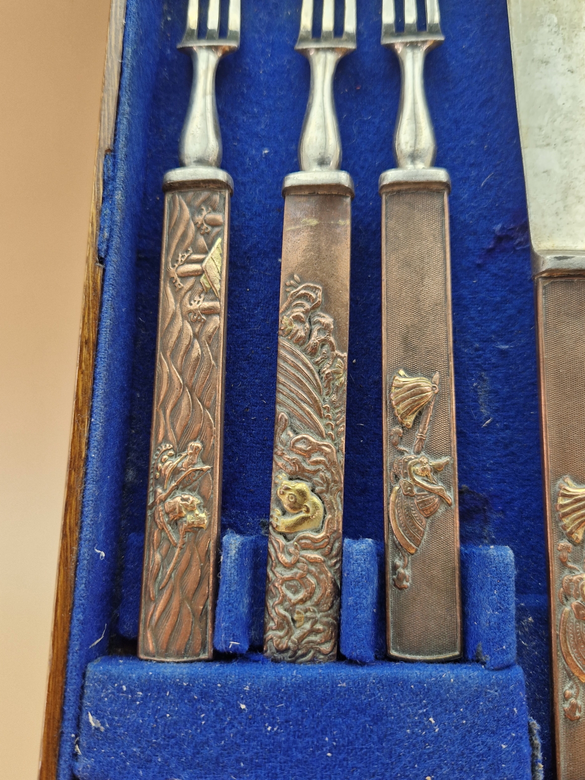 A TRAY OF SIX FRUIT KNIVES AND FORKS, EACH WITH PARCEL GILT COPPER JAPANESE KOZUKA HANDLES - Image 2 of 9