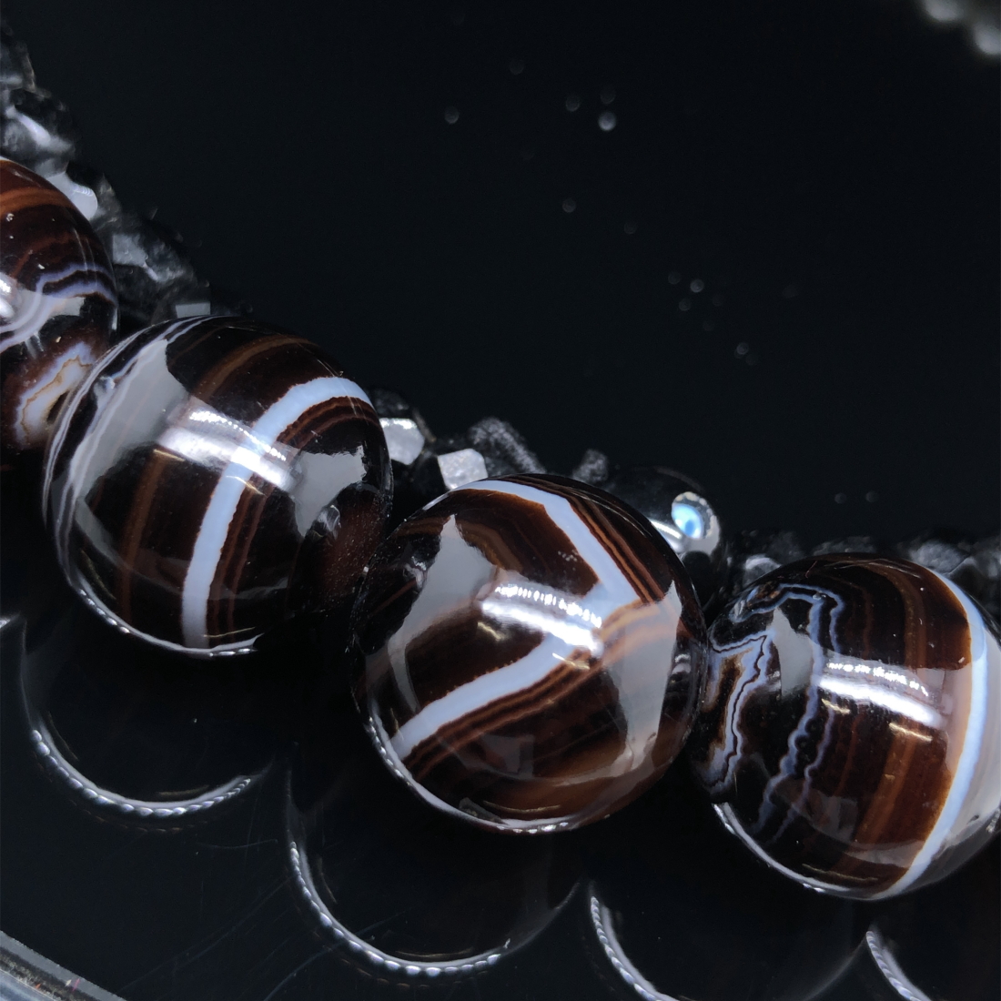 A BANDED AGATE AND MULTI BEAD GRADUATED CONTINUIOUS NECKLACE. LENGTH 66cms. - Image 2 of 6