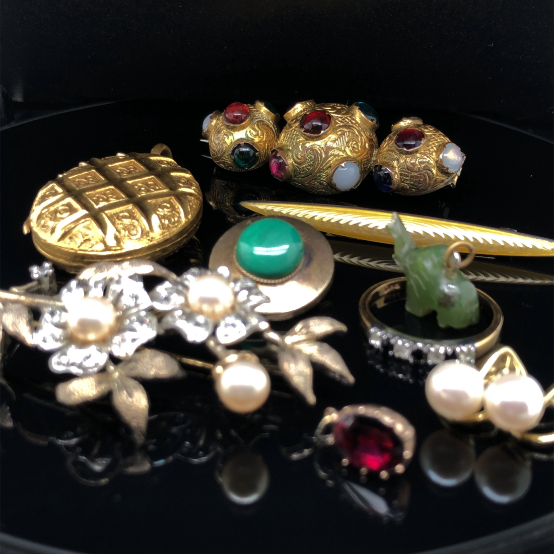 A COLLECTION OF ANTIQUE AND LATER JEWELLERY TO INCLUDE A HEAVY GILDED LOCKET, A HARDSTONE SET - Image 2 of 8