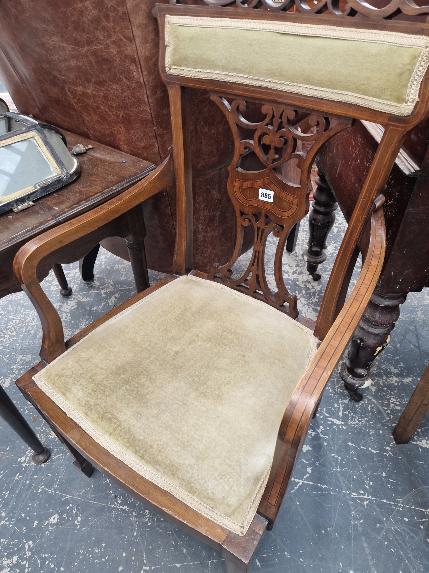 AN EARLY 20th C. SATIN WOOD BANDED MAHOGANY ELBOW CHAIR WITH AN UPHOLSTERED TOP RAIL OVER THE SPLAT - Image 2 of 3