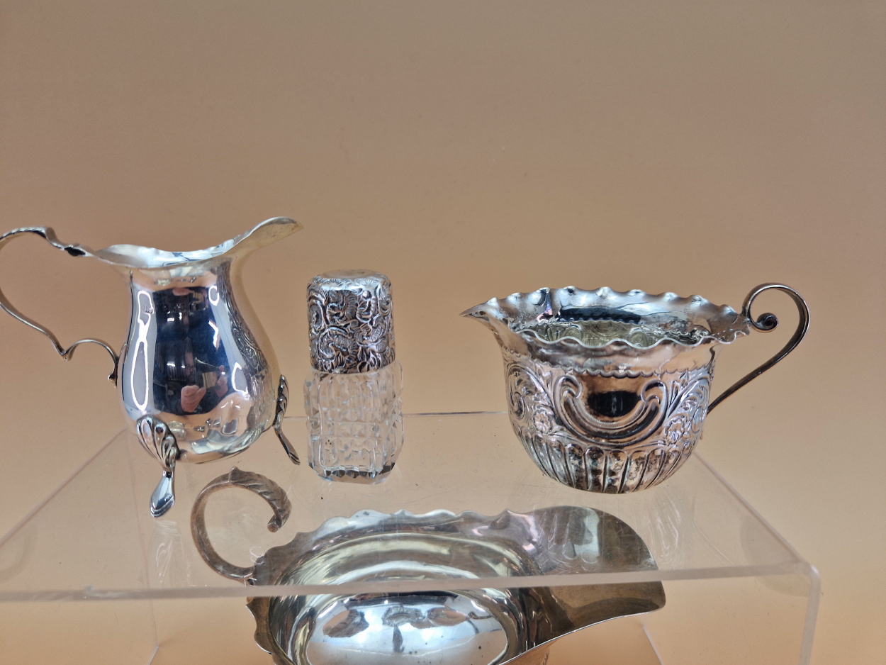 A SILVER TWO HANDLED SUGAR AND MATCHING BALUSTER JUG BY JOSEPH GLOSTER, BIRMINGHAM 1908 AND 1906 - Image 3 of 5