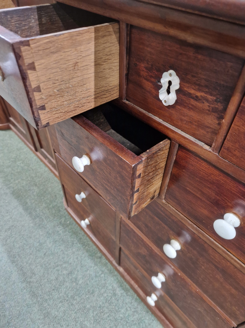 A MAHOGANY SHOP COUNTER FITTED WITH MULTIPLE DRAWERS AND CUPBOARDS EACH WITH WHITE CERAMIC KNOB - Image 21 of 23