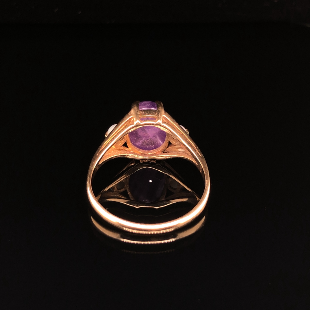 A VINTAGE 9ct HALLMARKED OVAL CABOCHON AMETHYST AND PEARL RING DATED BIRMINGHAM 1972, FINGER SIZE - Image 4 of 4