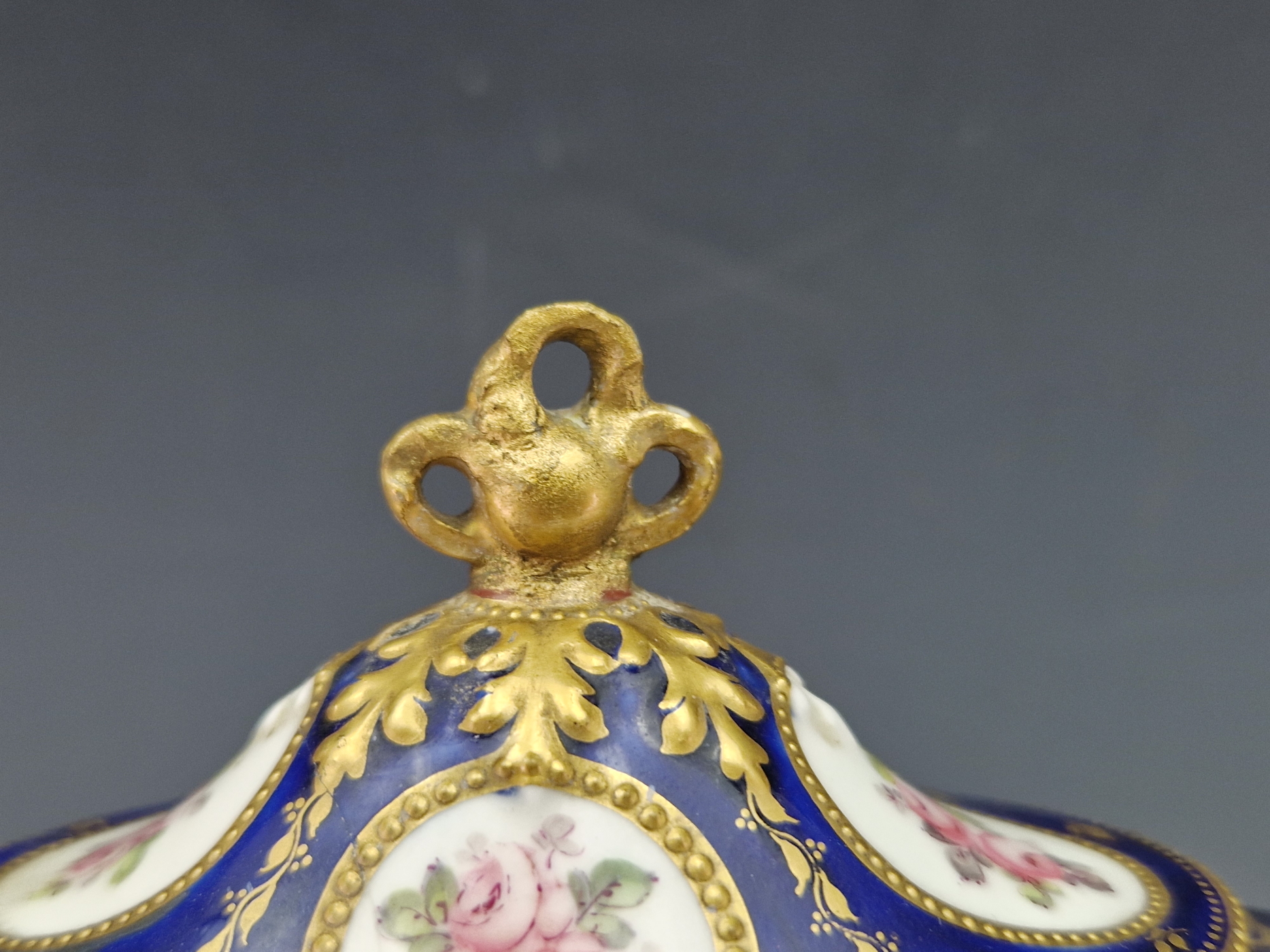 A CROWN DERBY BLUE GROUND TWO HANDLED OVAL URN AND COVER, DATE LETTER FOR 1904, PAINTED WITH GOLD - Image 3 of 7