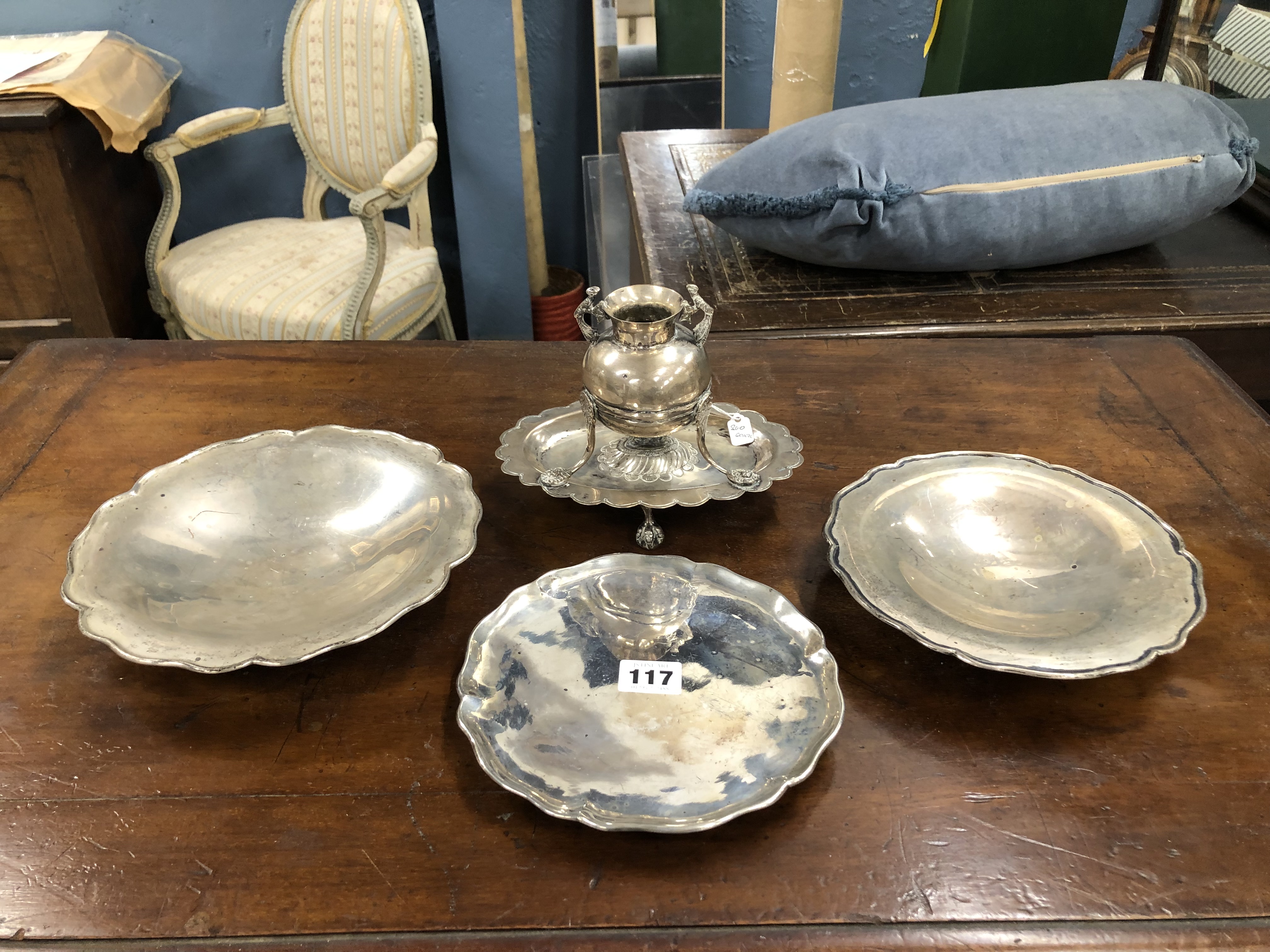 AN 800 GRADE SILVER MATE CUP AND STAND TOGETHER WITH THREE 900 GRADE CHILIAN SILVER FLARED TRAYS.