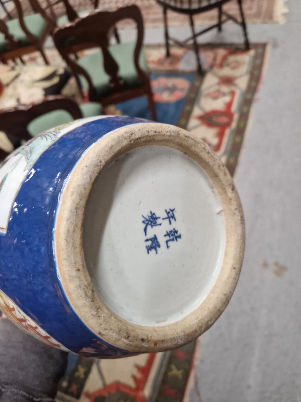 A CHINESE BLUE GROUND VASE PAINTED WITH A RESERVE OF THREE LADIES ON A TERRACE AND WITH GARDEN - Image 14 of 17