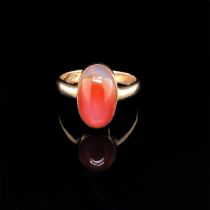 AN ANTIQUE 9ct HALLMARKED GOLD CARNEILAN OVAL CABOCHON RING. DATED 1923, BIRMINGHAM. FINGER SIZE