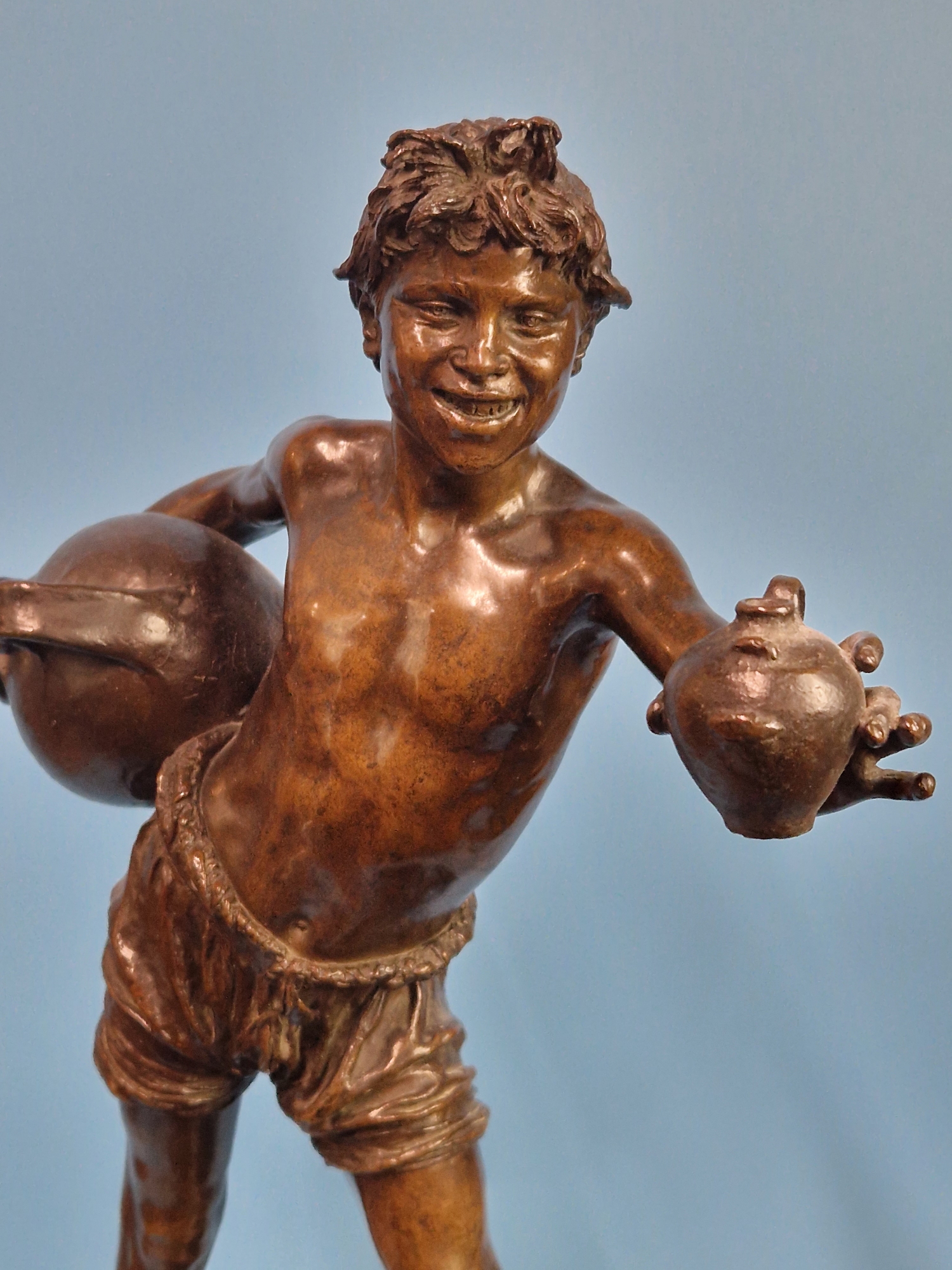 A NEOPOLITAN BRONZE FIGURE OF A BOY OFFERING WATER FROM A JAR WHILE STANDING ON THE RECTANGULAR HEAD - Image 4 of 9
