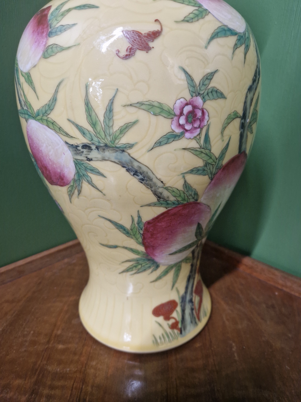 A LARGE ORIENTAL VASE WITH YELLOW GROUND AND FRUIT TREE DECORATION- LATER MOUNTED AS A LAMP. - Image 27 of 27