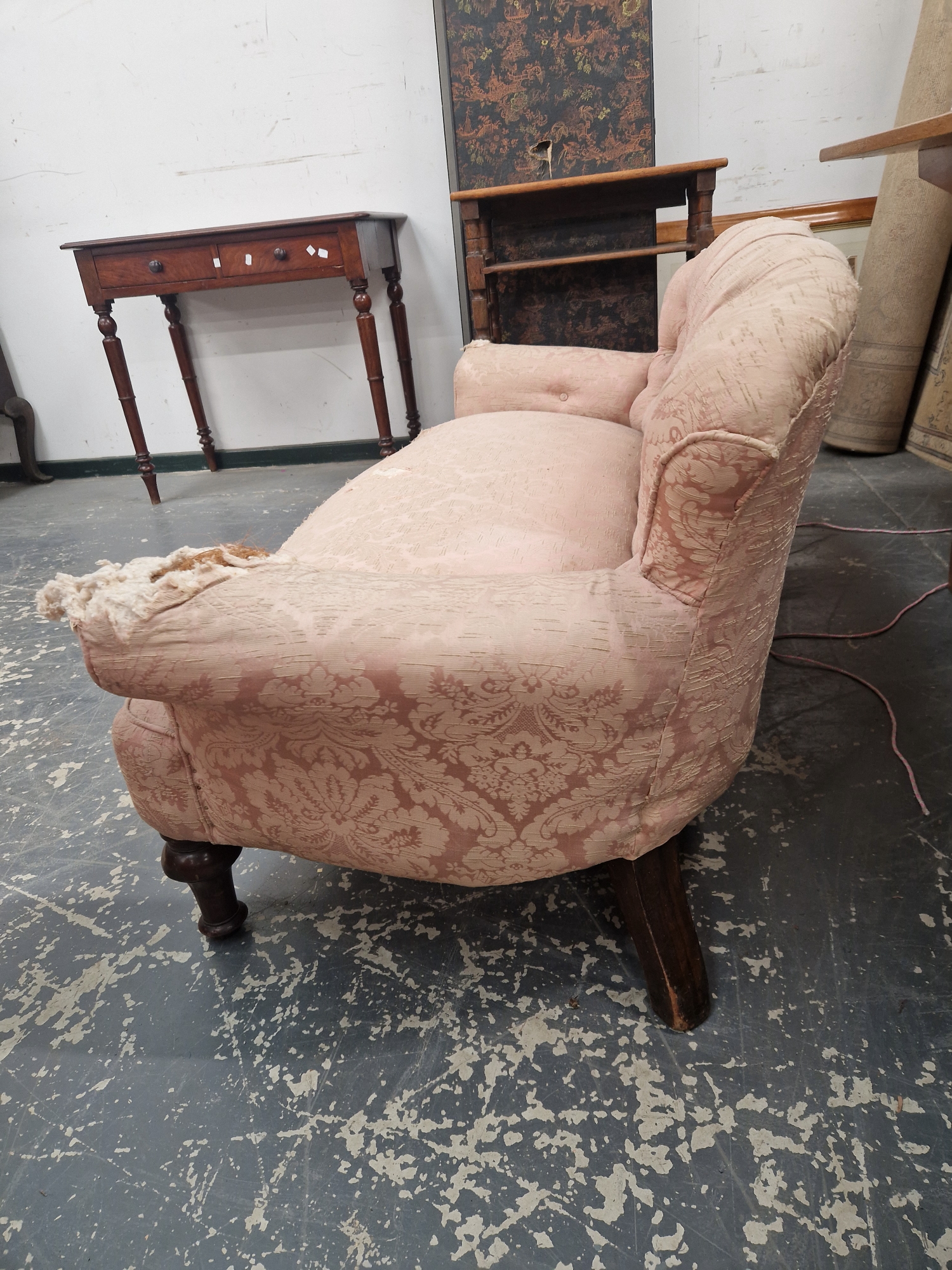 A VICTORIAN MAHOGANY SETTEE BUTTON UPHOLSTERED IN PINK DAMASK, THE FRONT LEGS OF SPINDLE SHAPE - Image 5 of 5