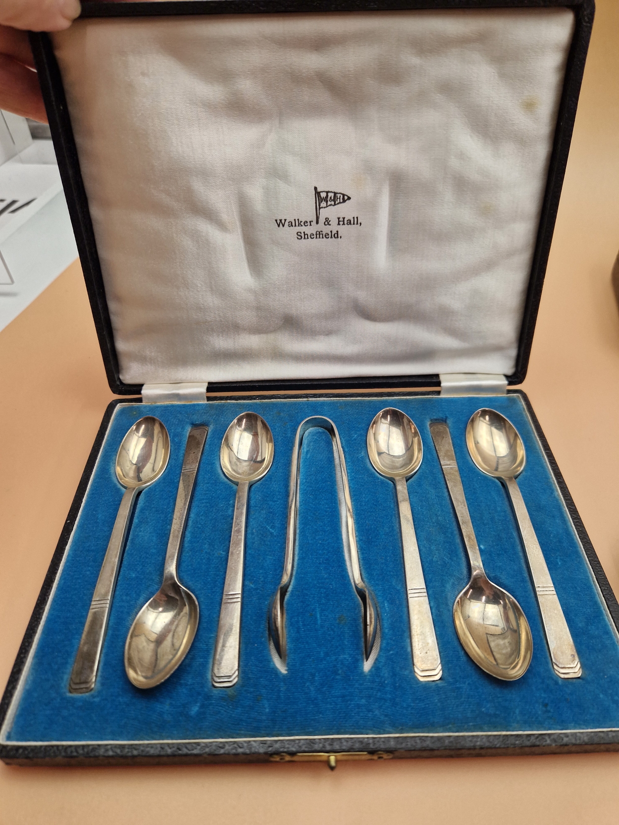 TWO CASED SETS OF SIX SILVER TEA SPOONS, ANOTHER SET LOOSE TOGETHER WITH OTHER SILVER SPOONS AND A - Image 8 of 9