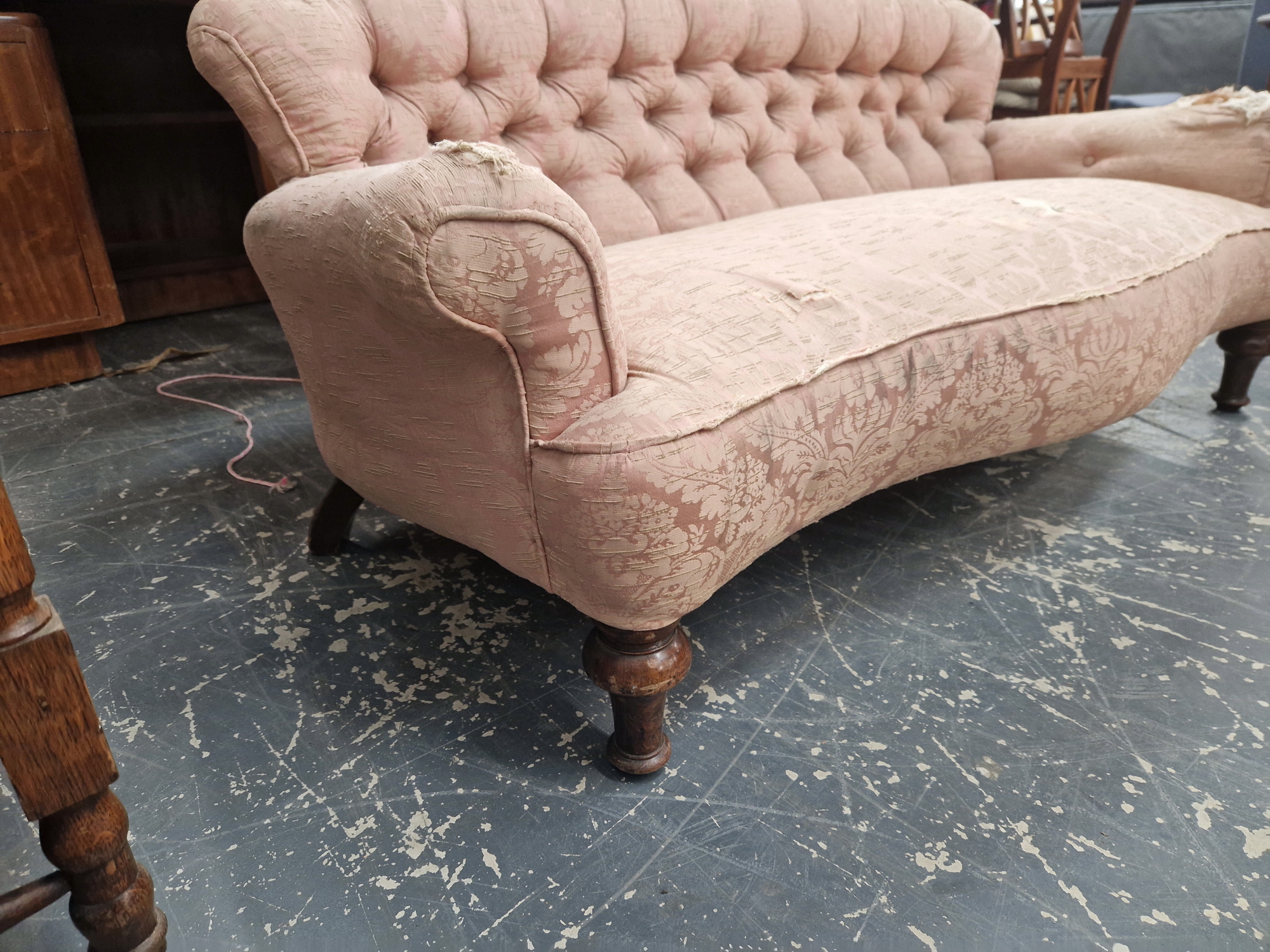 A VICTORIAN MAHOGANY SETTEE BUTTON UPHOLSTERED IN PINK DAMASK, THE FRONT LEGS OF SPINDLE SHAPE - Image 2 of 5