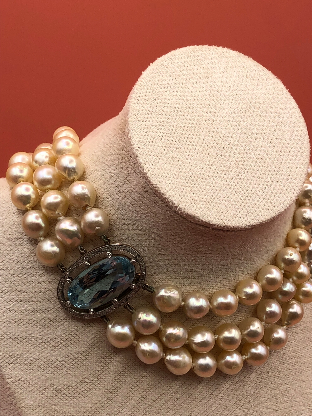 AN ANTIQUE THREE STRAND FRESHWATER PEARL, AQUAMARINE AND DIAMOND NECKLACE. THE THREE FRESHWATER - Image 7 of 8