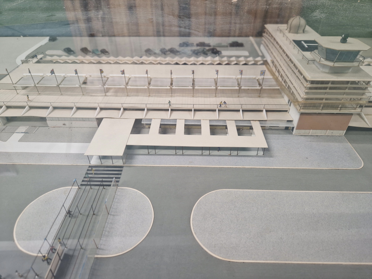 AN INTERESTING ARCHITECTS SCALE MODEL OF PALISADOES AIRPORT, JAMAICA. DESIGNED BY NORMAN AND DAWBARN - Image 6 of 10