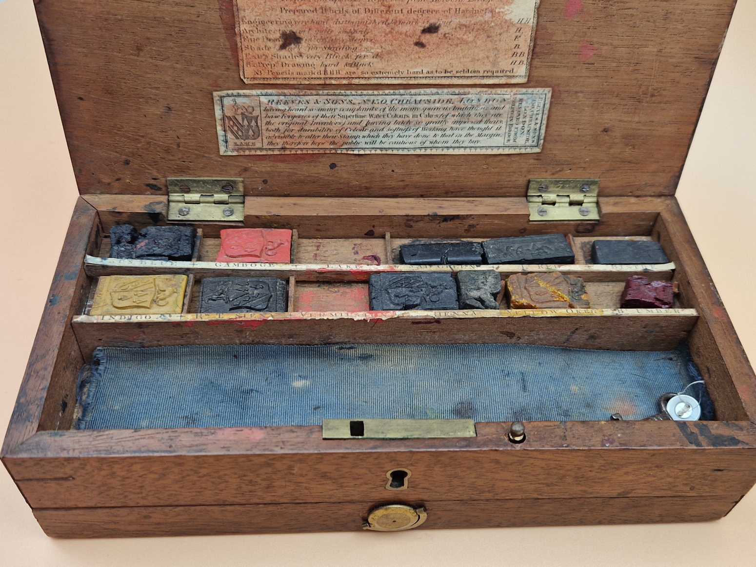 A LATE 19th C. REEVES MAHOGANY PAINT BOX CONTAINING SOME BLOCKS OF UNUSED PAINT AND CERAMIC PALETTES - Image 2 of 9