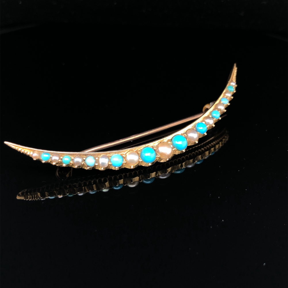 AN ANTIQUE TURQUOISE AND PEARL GRADUATED CRESCENT MOON BROOCH. UNHALLMARKED, WITH INDISTINCT STAMP - Image 2 of 5