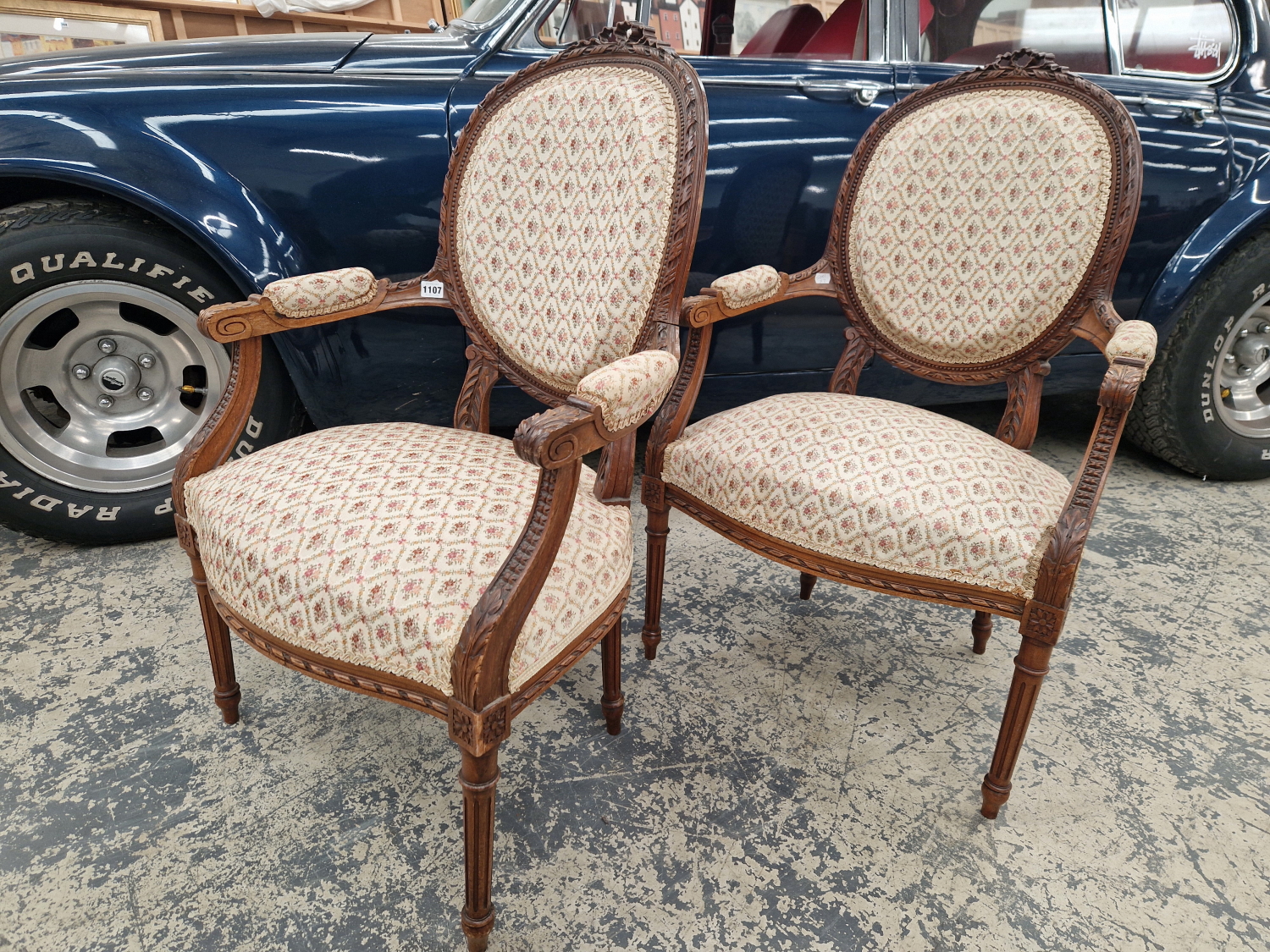 A PAIR OF FRENCH CARVED SHOW FRAME OPEN ARMCHAIRS ON FLUTED LEGS. - Image 3 of 3