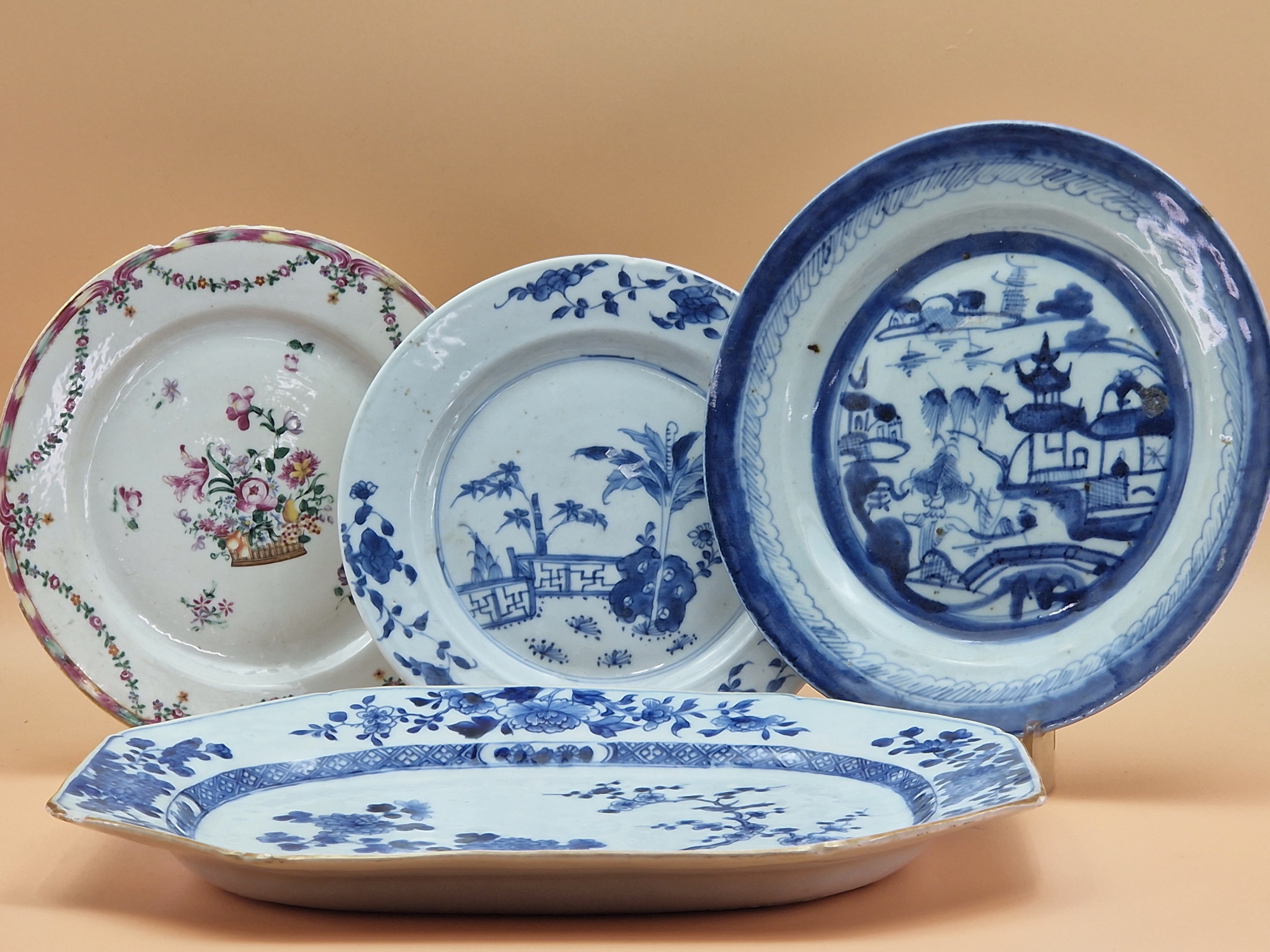 AN 18th C. CHINESE BLUE AND WHITE PLATTER, TWO PLATES, A FAMILLE ROSE PLATE, TWO BOWLS, A SPOON, A