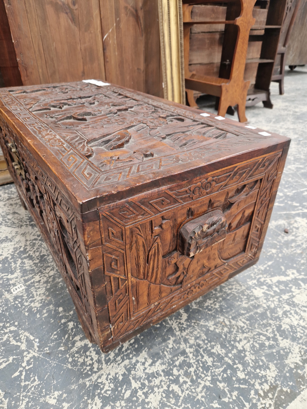 A SMALL ORIENTAL CARVED CAMPHORWOOD BLANKET CHEST - Image 3 of 4