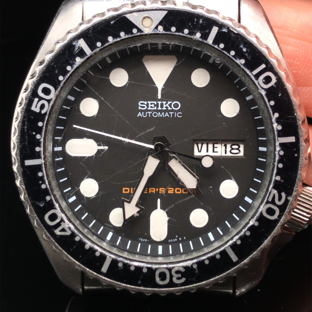 A SEIKO AUTOMATIC SUCBA DIVER'S 200m WRIST WATCH ON A STAINLESS STEEL BRACELET STRAP WITH A BI- - Image 3 of 4