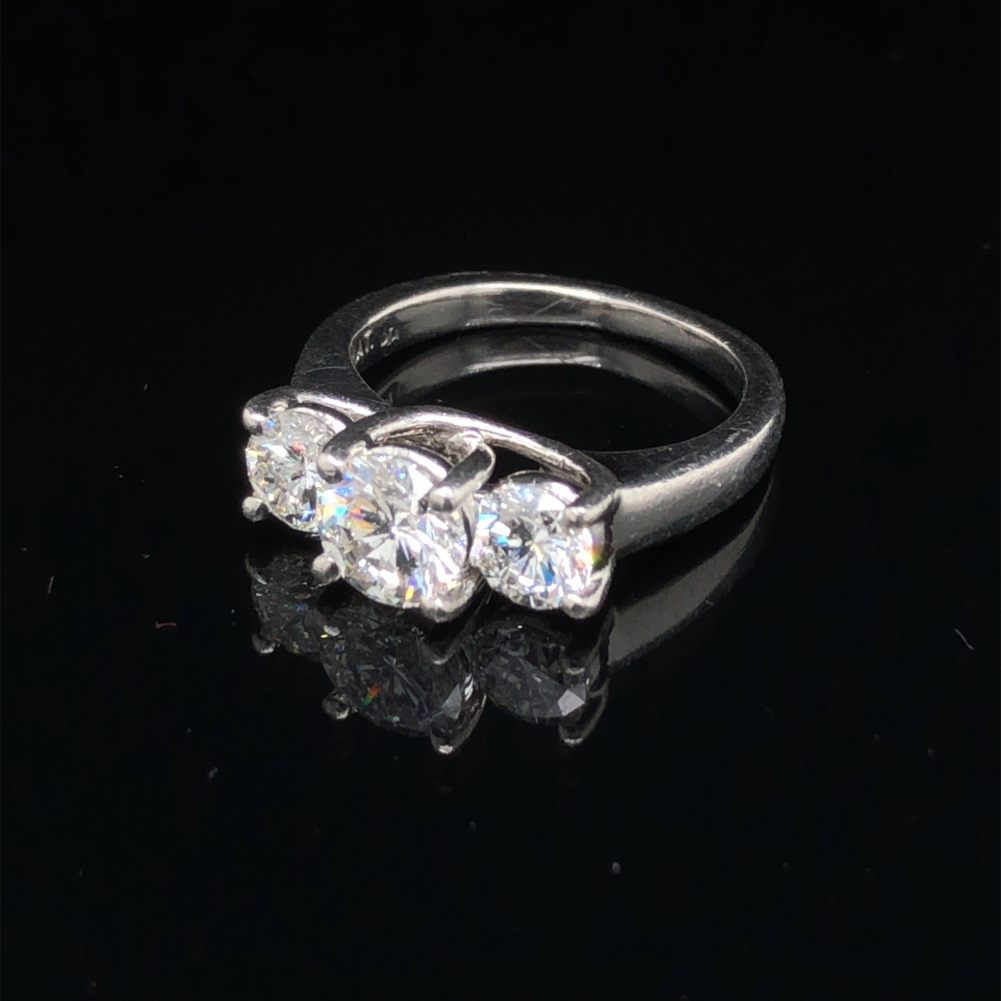A THREE STONE DIAMOND TRILOGY RING. THE CENTRE DIAMOND APPROXIMATELY 1.02cts, THE TWO OUTER DIAMONDS - Image 11 of 14