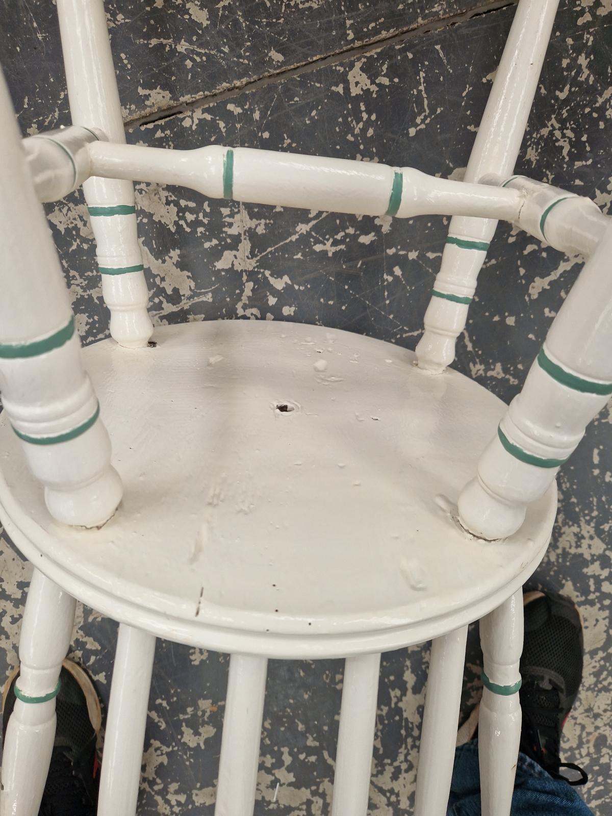 A SET OF FOUR WHITE PAINTED YOKE BACKED KITCHEN CHAIRS DETAILED IN TURQUOISE AND ENSUITE WITH A - Image 6 of 6