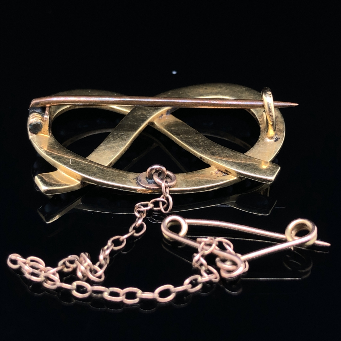 AN ANTIQUE GOLD AND SEED PEARL SWEETHEART LOVERS KNOT, ALSO KNOWN AS A STAFFORD KNOT BROOCH. THE - Image 3 of 3