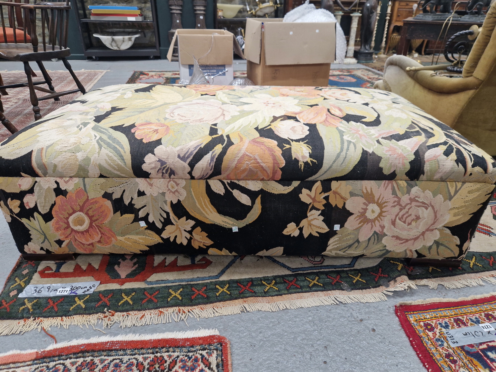 A FLORAL MACHINE WOVEN TAPESTRY COVERED OTTOMAN WITH A CUSHIONED RECTANGULAR LID. W 145 x D 78 x H - Image 3 of 4