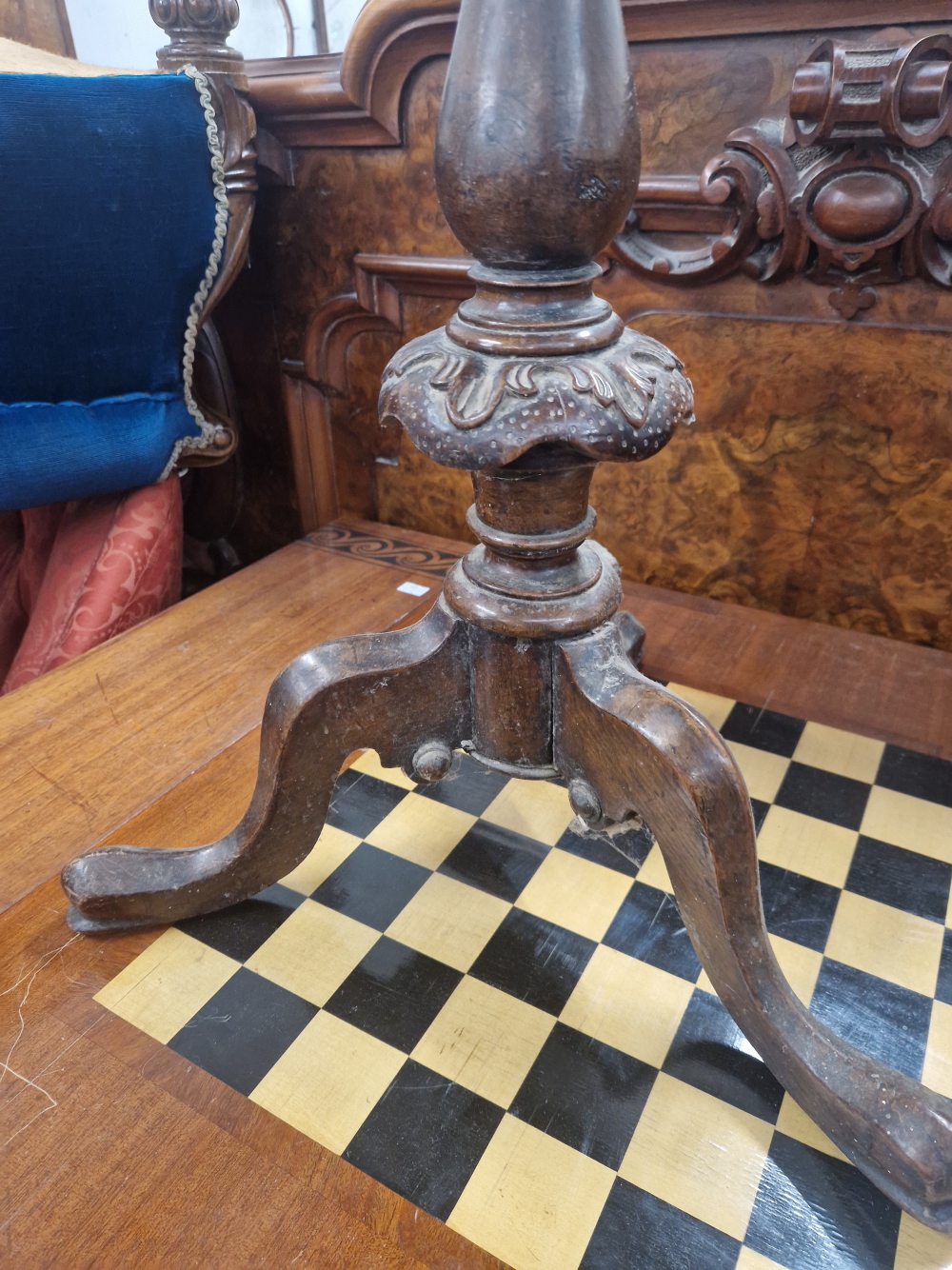 A VICTORIAN MAHOGANY TRIPOD TABLE, THE CIRCULAR TOP INLAID WITH A CHESS BOARD - Image 4 of 4
