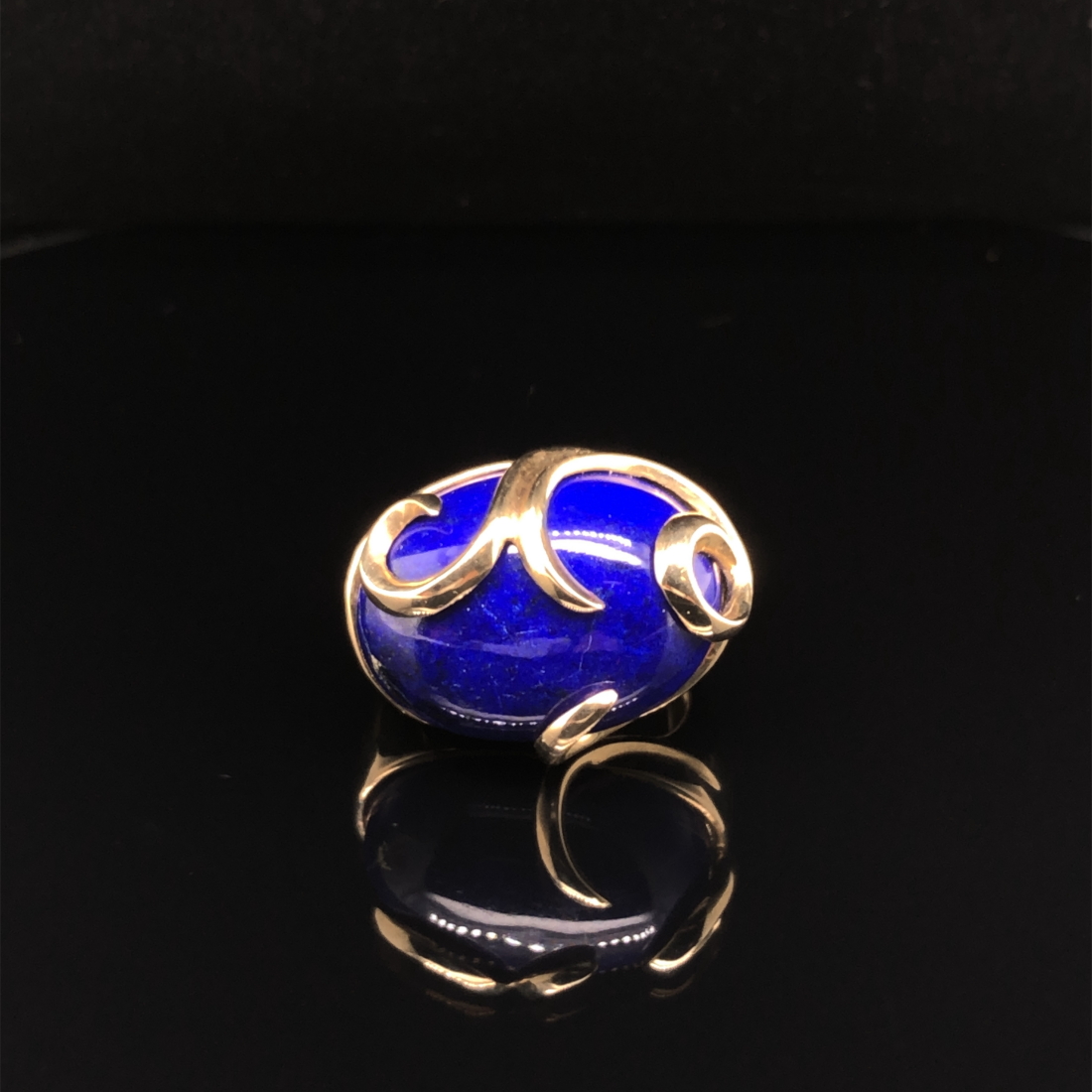 A CONTEMPORARY LAPIS LAZULI AND 9ct HALLMARKED GOLD RING. FINGER SIZE K. WEIGHT 8.73grms. - Image 4 of 8