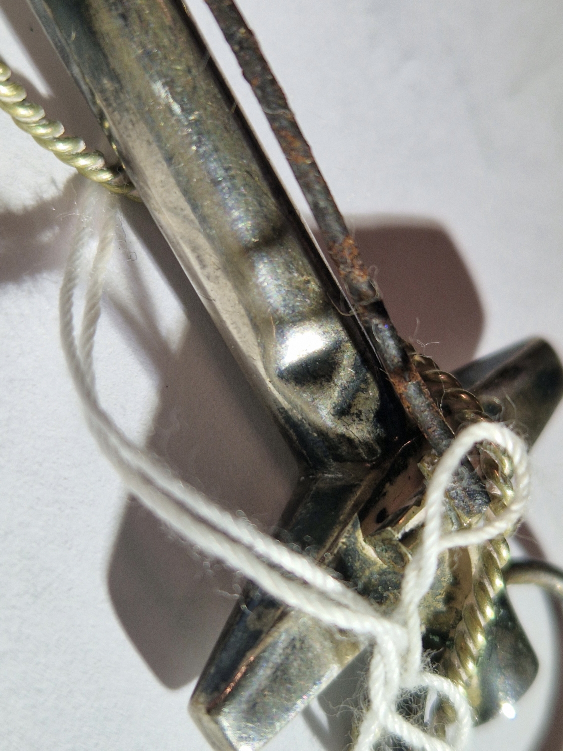 AN ANTIQUE SILVER LARGE ANCHOR BROOCH, UNHALLMARKED. MEASUREMENTS 7.4 X 4.7cms, TOGETHER WITH AN - Image 4 of 6