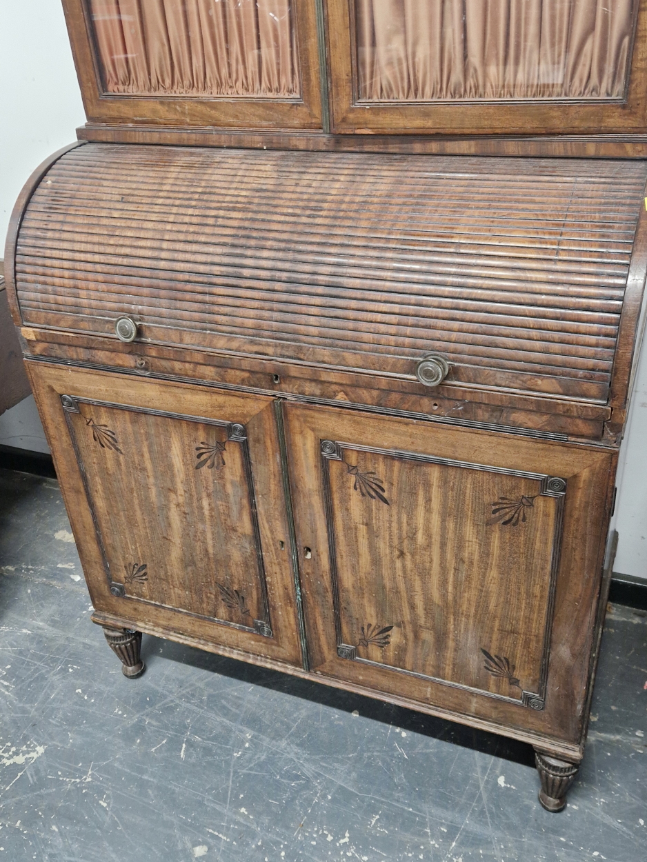 A REGENCY MAHOGANY SLATTED ROLL TOP BUREAU DISPLAY CABINET, THE UPPER HALF WITH GLAZED DOORS LINED - Image 3 of 6